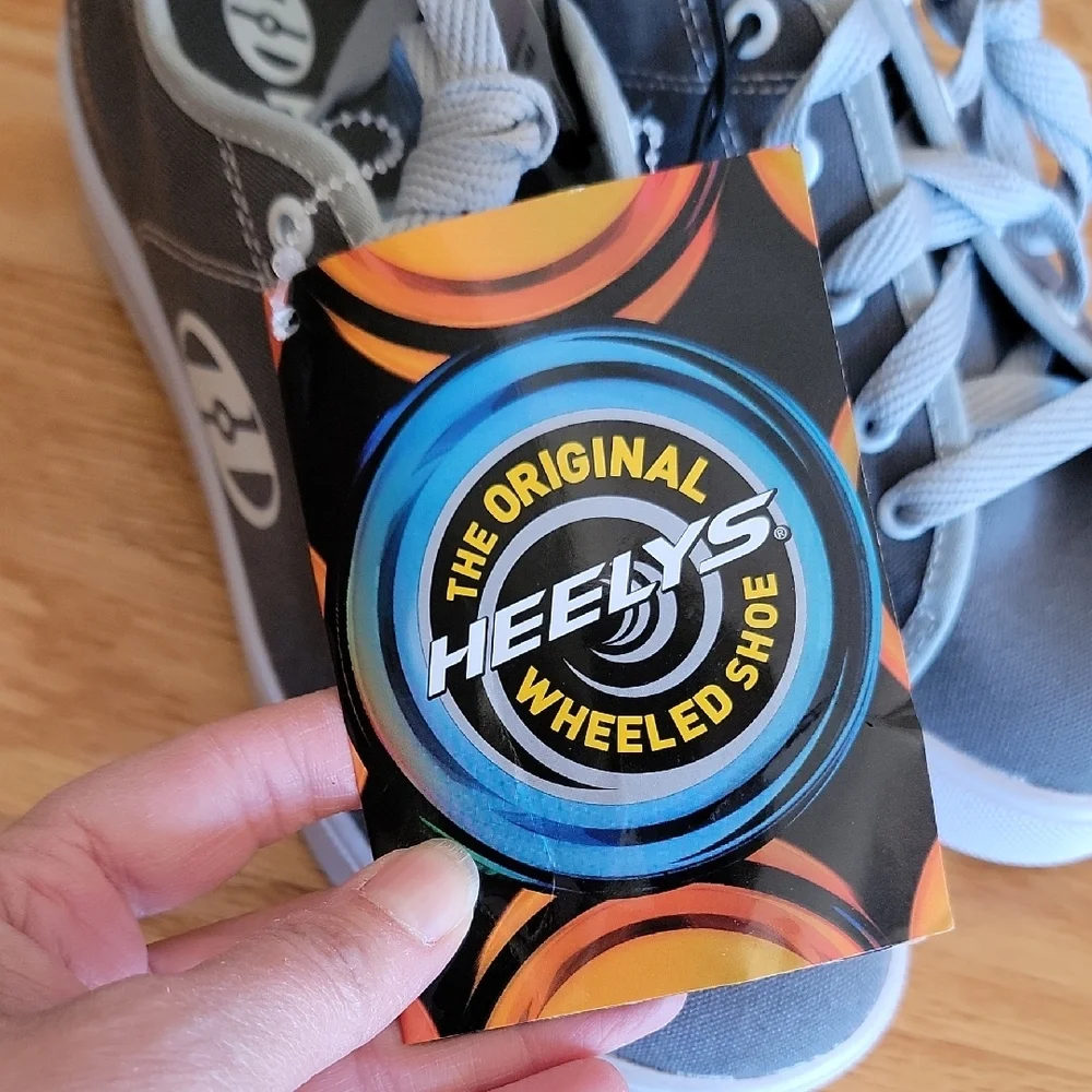 Heelys Gray Sneakers with Low-Top Design